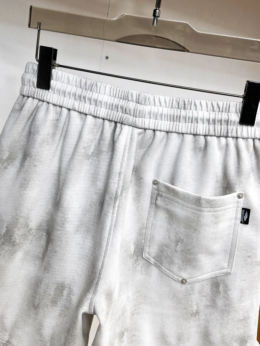 Balenciaga's three-standard complete 2026 summer New Arrival men's casual shorts, advanced custom-made Breathable fabric, Breathable fabric, extremely stretchy and comfortable, impeccable details, top-grade accessories, original logo design concept, delicate and soft feel! The upper body fit is awesome! Size: M-XXXL Please state your height and weight when ordering